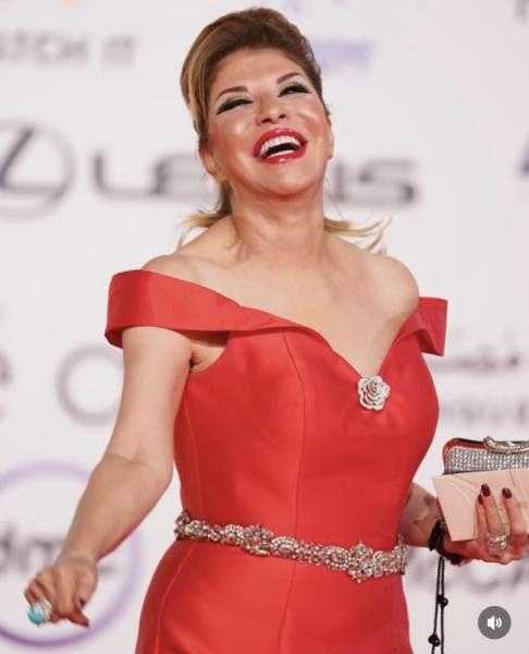 هالة سرحان تخطف الأنظار بإطلالة حمراء في مهرجان القاهرة السينمائي