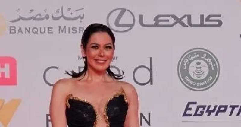 لقاء الخميسي على السجادة الحمراء لفيلم بنات الباشا