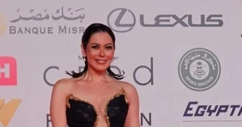 نجوم الفن يزينون السجادة الحمراء لعرض ”بنات الباشا” في مهرجان القاهرة السينمائي