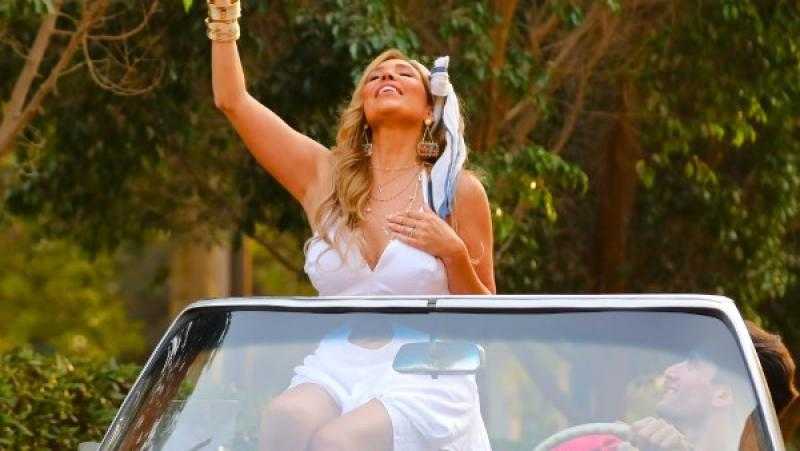 بخلفية الأهرامات.. المطربة الهولندية لاروسي تطلق ”انبساط” بألوان مصرية