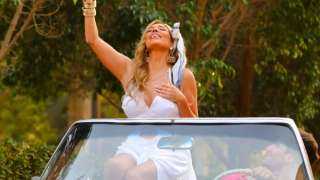 بخلفية الأهرامات.. المطربة الهولندية لاروسي تطلق ”انبساط” بألوان مصرية