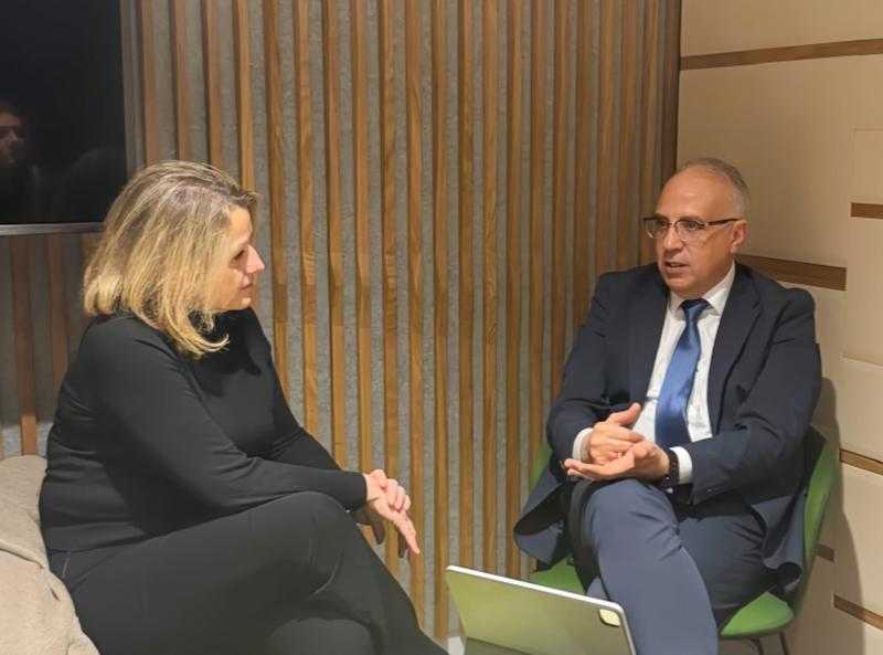 وزير الري يلتقي السفيرة المكلفة بالبيئة بالحكومة الفرنسية على هامش مؤتمر ”طموح أفريقيا” بباريس