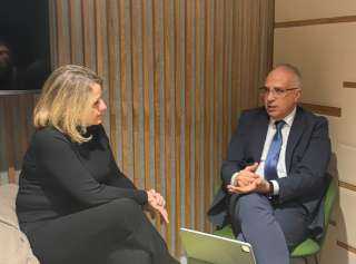 وزير الري يلتقي السفيرة المكلفة بالبيئة بالحكومة الفرنسية على هامش مؤتمر ”طموح أفريقيا” بباريس