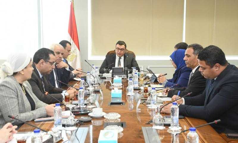 وزير الإسكان يتابع الاشتراطات والضوابط والمعايير الخاصة بالإعلانات على الطرق العامة والمحاور