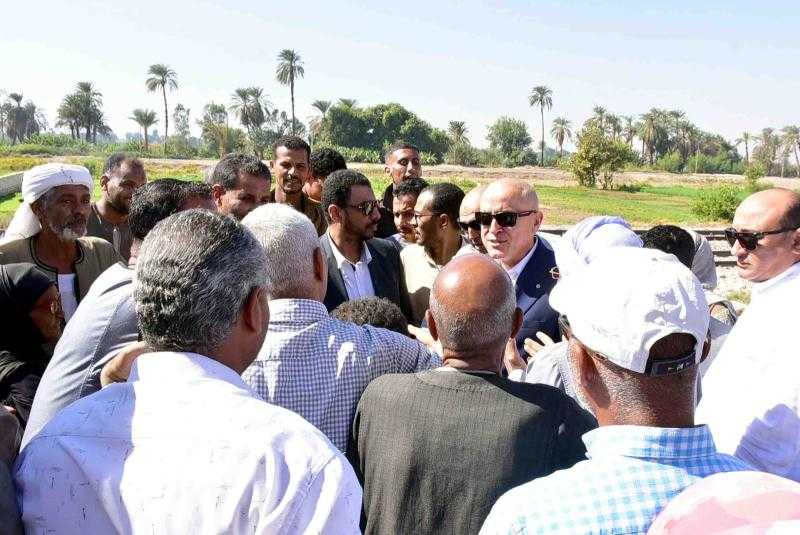 وسط فرحة الأهالى.. محافظ الأقصر يفتتح أعمال رصف طريق قرية الطوناب بإسنا