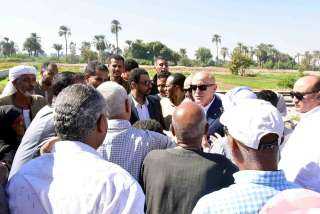 وسط فرحة الأهالى.. محافظ الأقصر يفتتح أعمال رصف... وسط فرحة الأهالى.. محافظ الأقصر يفتتح أعمال رصف طريق قرية الطوناب بإسنا