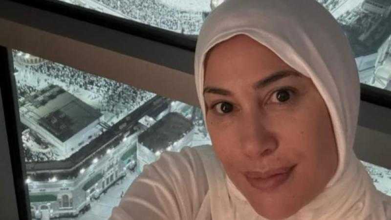 بحجاب أبيض..هند صبري تؤدي مناسك العمرة