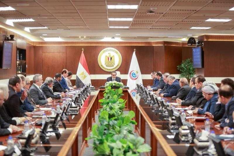 وزير الصحة يترأس الاجتماع الدوري لقيادات الوزارة ويشيد بنجاح المؤتمر العالمي للسكان والصحة