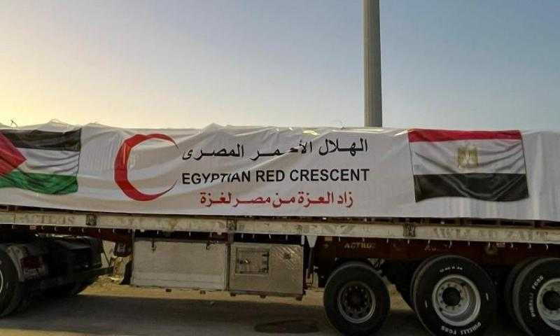 قافلة «زاد العزة» الـ77 تدخل إلى الفلسطينيين بقطاع غزة