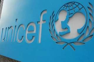 سيارات يونيسف تحمل مساعدات رمزية باليوم العالمي للطفولة... سيارات يونيسف تحمل مساعدات رمزية باليوم العالمي للطفولة وسط تدهور الوضع في غزة