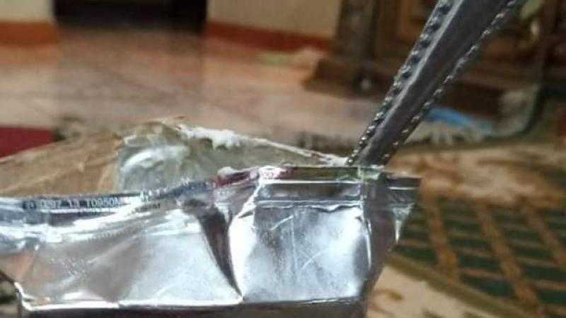 يؤثر على الطعم ويسبب في ظهور العفن.. تحذير من ترك الملعقة داخل علبة الجبن