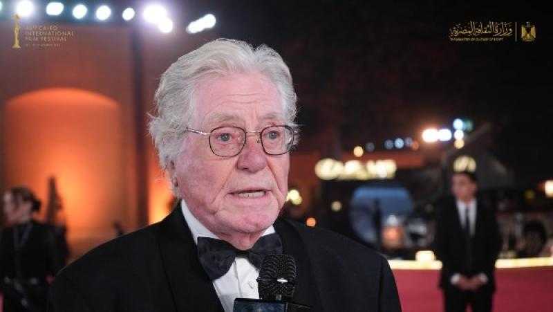 حسين فهمي في حفل ختام القاهرة السينمائي: قوة السينما تمثيل الواقع