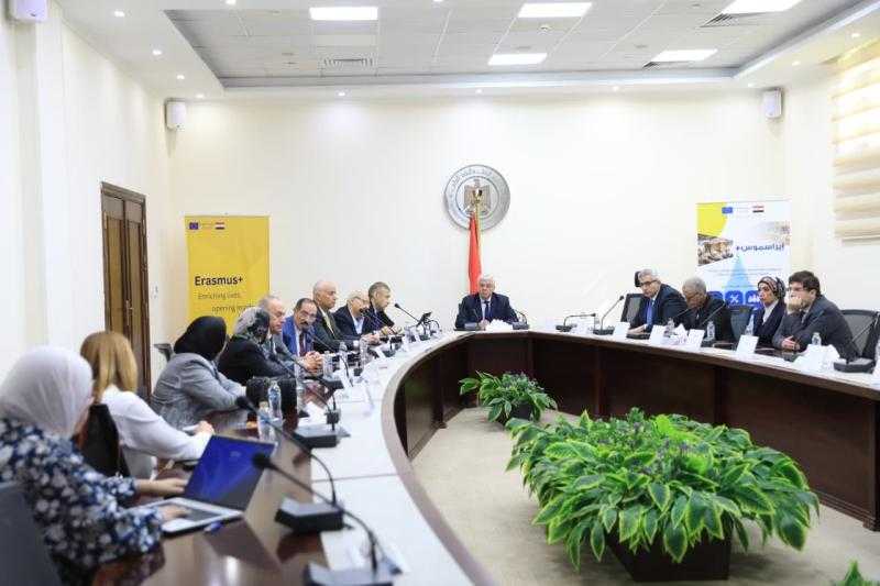 وزير التعليم العالي يعقد اجتماعًا مع مجموعة خبراء تطوير التعليم العالي ضمن برنامج الاتحاد الأوروبي
