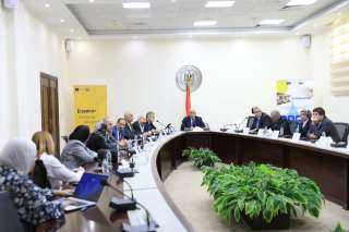 وزير التعليم العالي يعقد اجتماعًا مع مجموعة خبراء تطوير التعليم العالي ضمن برنامج الاتحاد الأوروبي