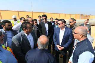 وزير الإسكان ومحافظ الفيوم يتفقدان مجمع محطات مياه الشرب بالعزب الجديدة