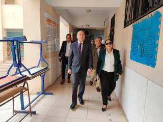 محافظ القاهرة يتفقد عددًا من اللجان المعدة لاستقبال الناخبين المشاركين بالتصويت في انتخابات ”النواب”