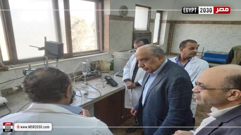 وزير الكهرباء خلال الجولة