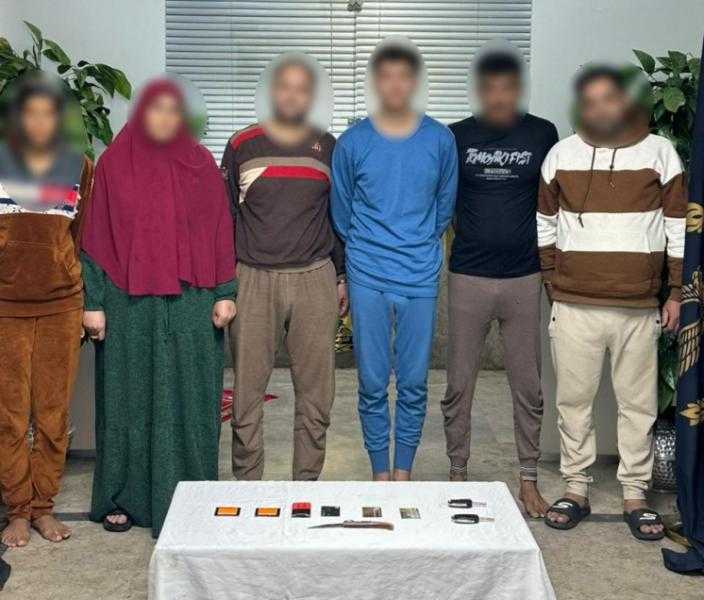 ضبط 7 متهمين خطفوا واحتجزوا مواطنًا بالتجمع الاول لابتزازه ماليًا