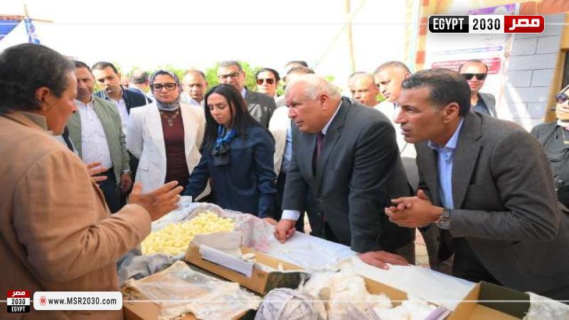 وزيرة التضامن تتفقد وحدة إنتاج الحرير