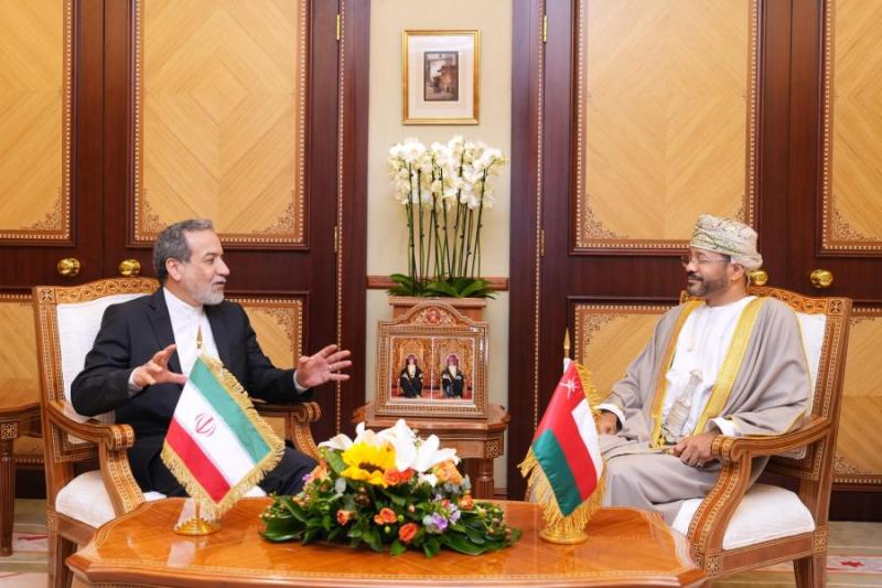 وزيرا خارجية عمان وإيران يبحثان مستجدات الأوضاع الإقليمية والدولية