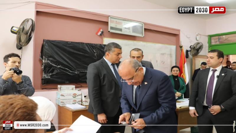 وزير الكهرباء يدلي بصوته