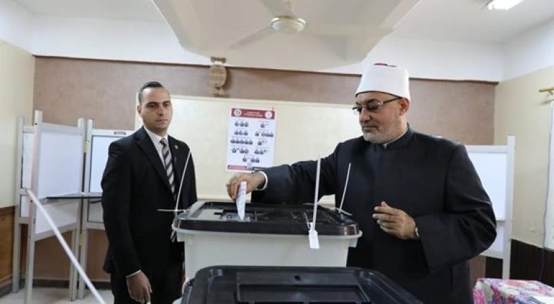 مفتي الجمهورية يدلي بصوته في انتخابات مجلس النواب بمدرسة كفر الشيخ العسكرية