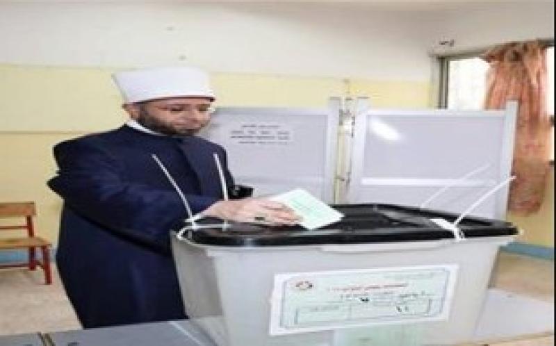 وزير الأوقاف خلال الإدلاء بصوته في انتخابات مجلس النواب