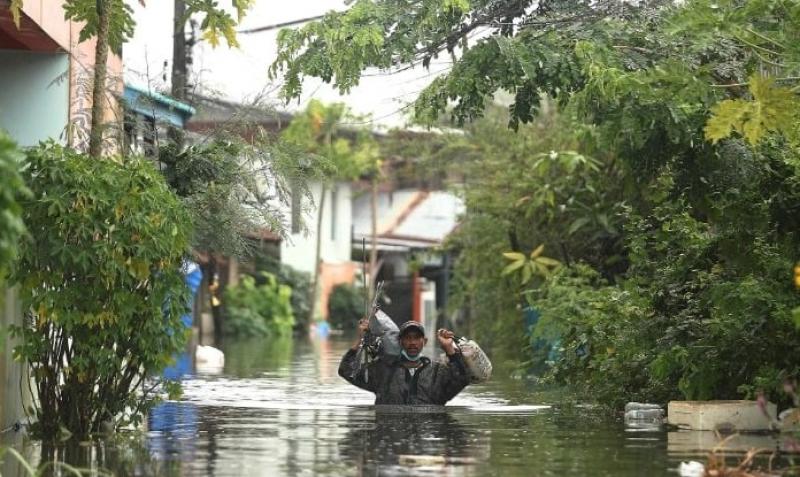 فيضانات تايلاند تغلق السكك الحديدية والطرق السريعة في عدة مقاطعات جنوبية