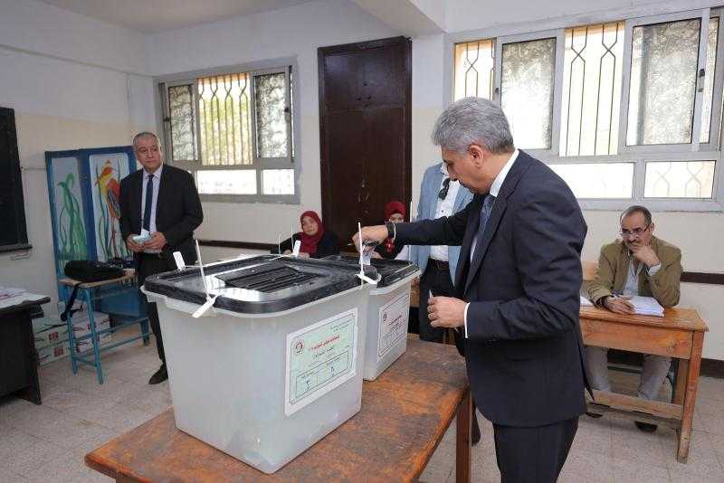 وزير السياحة والآثار يُدلي بصوته في انتخابات مجلس النواب