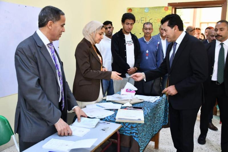 وزير الرياضة يدلي بصوته في انتخابات مجلس النواب
