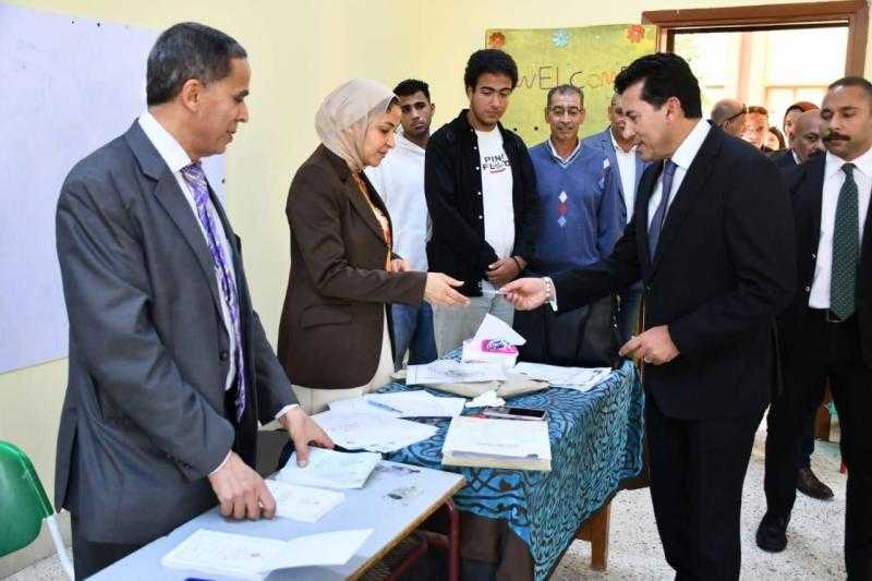 وزير الشباب والرياضة يدلي بصوته في انتخابات مجلس النواب