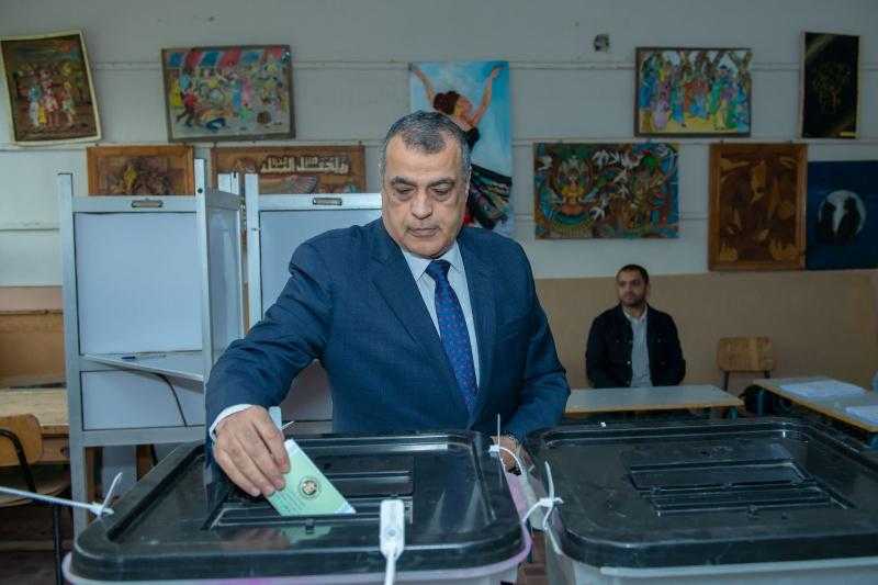 وزير الدولة للإنتاج الحربي يدلي بصوته في انتخابات مجلس النواب