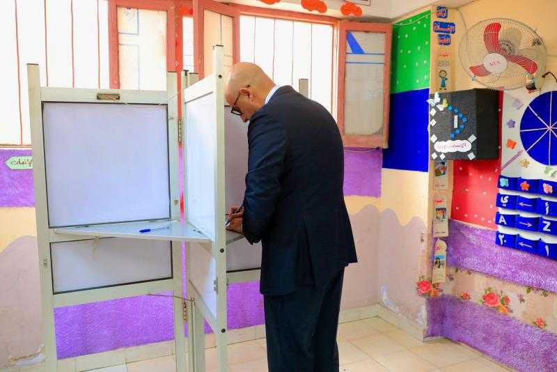 وزير التعليم يدلي بصوته في انتخابات مجلس النواب بمدرسة رشيد الابتدائية بمصر الجديدة