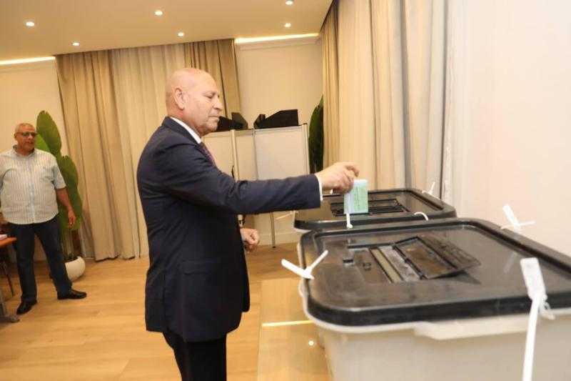 محافظ القاهرة يدلي بصوته في الانتخابات بمجلس النواب