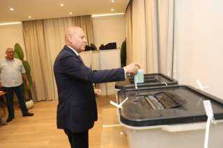 محافظ القاهرة يدلي بصوته في الانتخابات بمجلس النواب