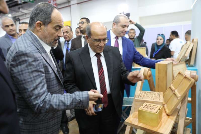 رئيس القابضة يتفقد منتجات الغابات الشجرية بأسوان