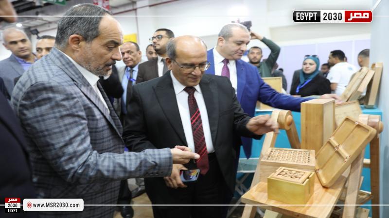 رئيس القابضة يتفقد منتجات الغابات الشجرية بأسوان