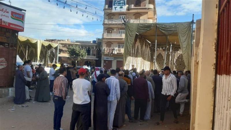 الناخبون أمام إحدى لجان الانتخابات