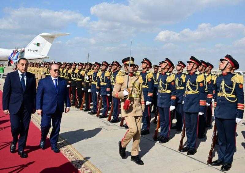 رئيس الوزراء يستقبل الوزير الأول للجمهورية الجزائرية بمطار القاهرة الدولي