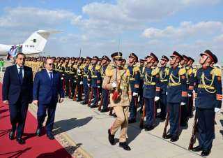 رئيس الوزراء يستقبل الوزير الأول للجمهورية الجزائرية بمطار القاهرة الدولي