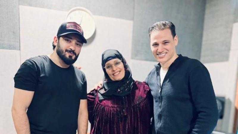 أحمد زعيم يروج لأحدث أعماله ”بره هالله هالله” مع الحاجة نبيلة