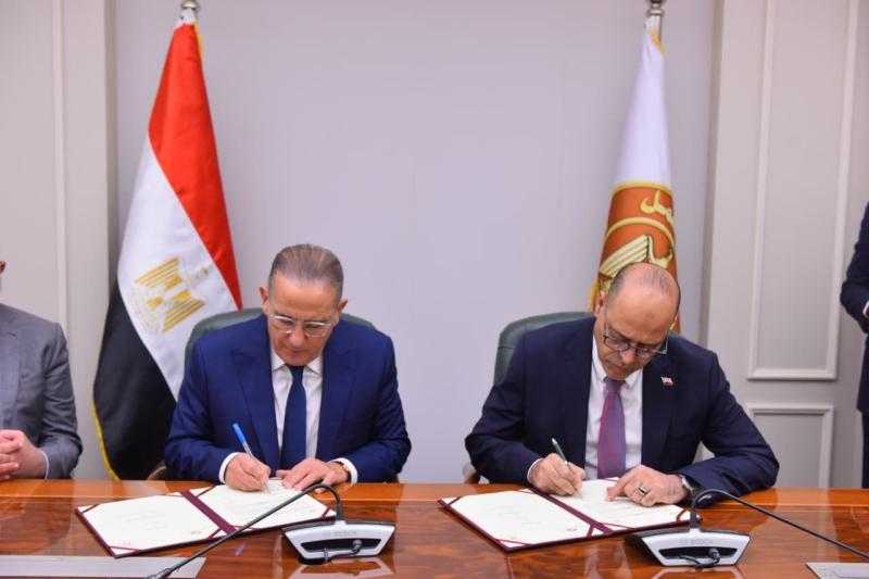 وزارة العمل والاتحاد المصري للغرف السياحية يوقعان بروتوكول تعاون