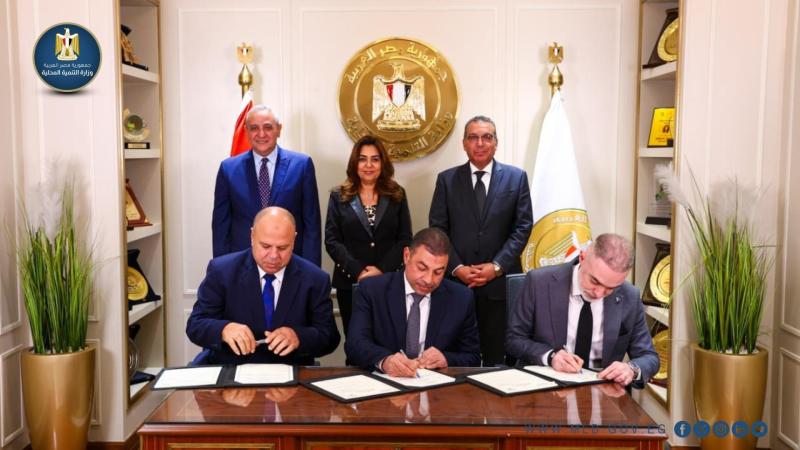 توقيع عقد إدارة وتشغيل مرفقي النقل الداخلي بمدينتي طنطا والمحلة الكبرى