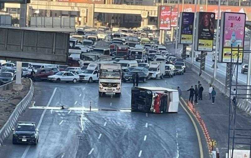 انقلاب سيارة يتسبب في تباطؤ حركة السير على دائري المعادي