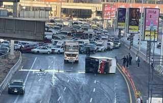 انقلاب سيارة يتسبب في تباطؤ حركة السير على دائري المعادي