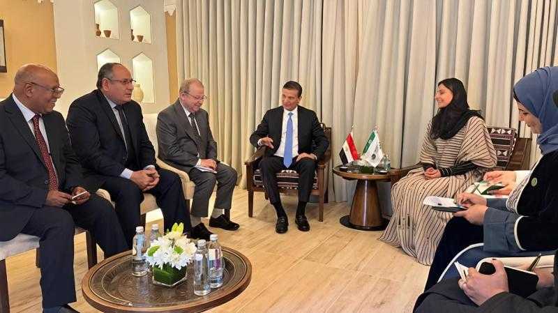 على هامش اجتماعات ”الدولي للتمور” بالرياض.. وزير الزراعة يبحث تعزيز التعاون العربي لتطوير القطاع وتمكين صغار المزارعين