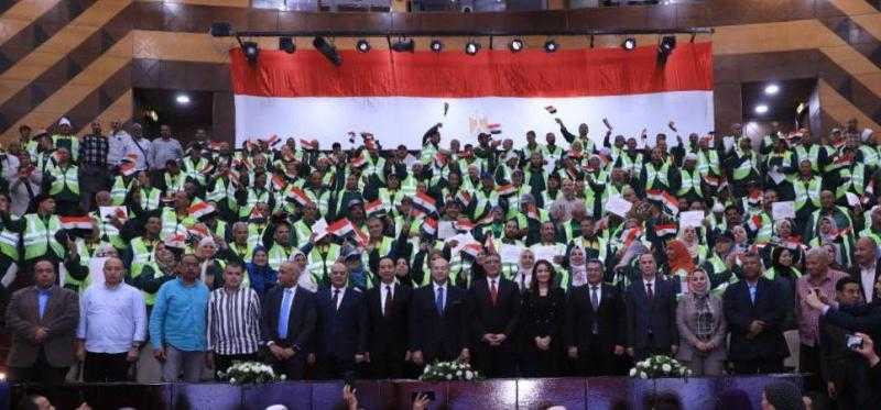 تقديرًا لجهودهم.. محافظ الجيزة يكرّم 170 عاملا بالنظافة من المشاركين في أعمال التجميل بمحيط المتحف المصري الكبير