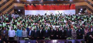 تقديرًا لجهودهم.. محافظ الجيزة يكرّم 170 عاملا بالنظافة من المشاركين في أعمال التجميل بمحيط المتحف المصري الكبير