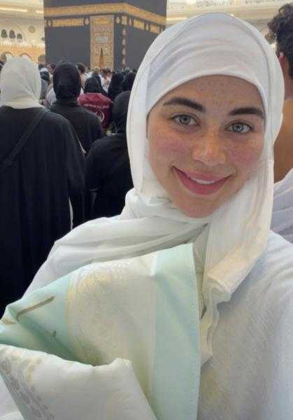يارا السكري تؤدي مناسك العمرة