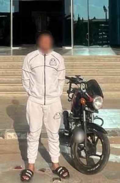 ضبط قائد دراجة نارية لأداء حركات استعراضية خطيرة بالجيزة